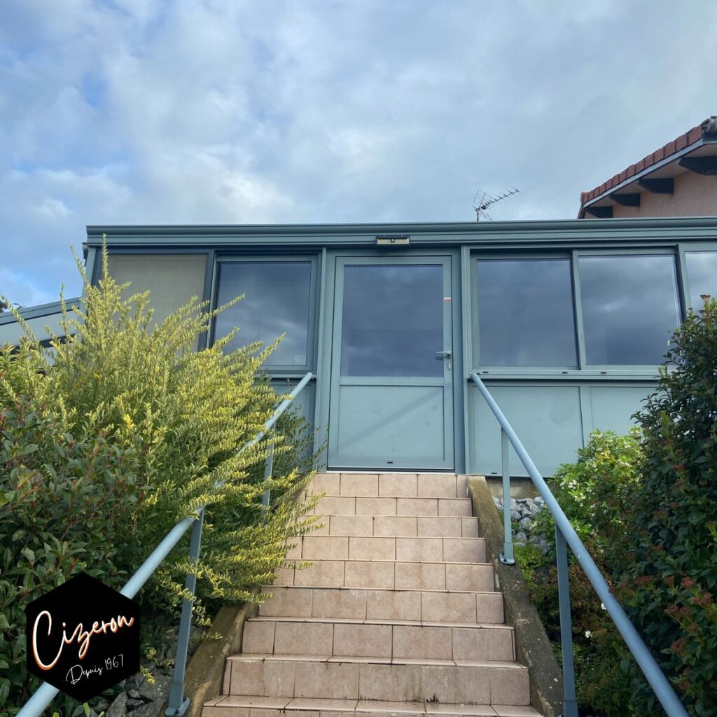 Véranda toiture plate avec fenêtre coulissante, coloris vert