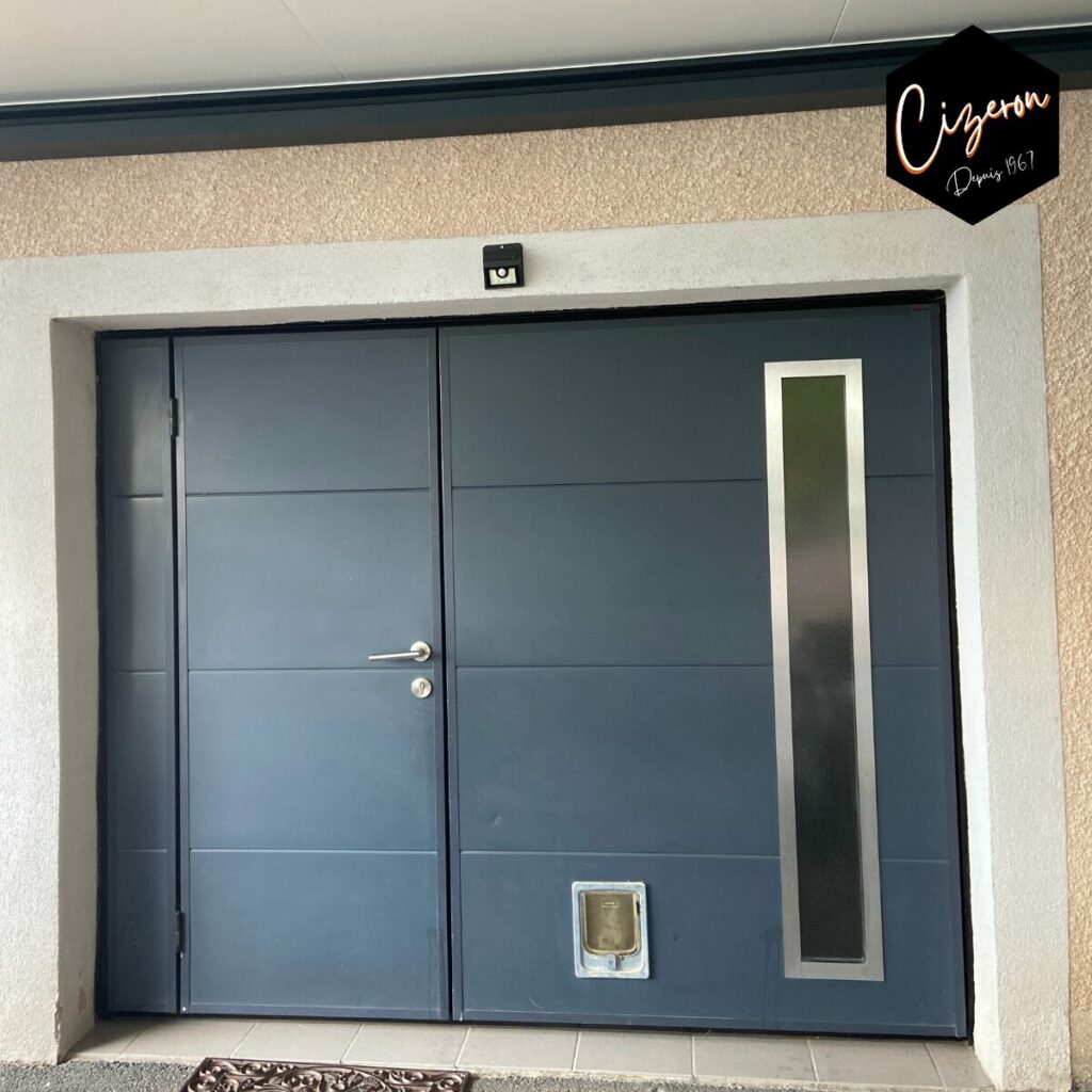 Porte de garage avec porte de service et hublot