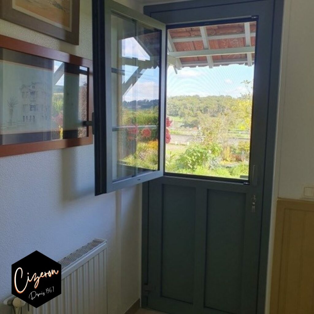 Porte d'entrée fermière avec moustiquaire intégré, croisillons, coloris gris